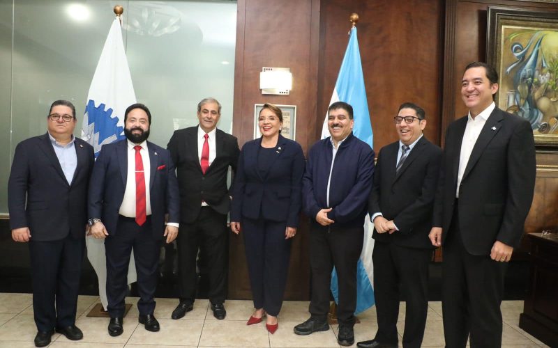 Alegan que Luis Redondo incumple normas legales en manejo de renuncia en el CNE