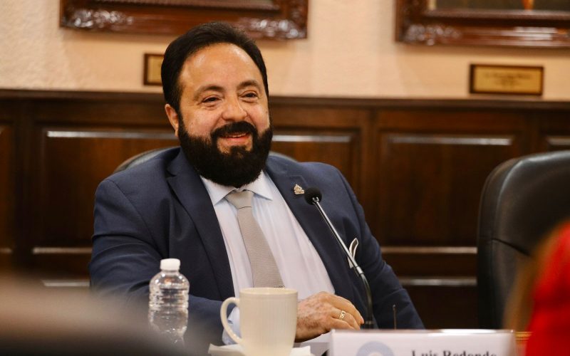 Denuncias sobre supuesta influencia de Luis Redondo en aprobación de banco relacionado con su familia