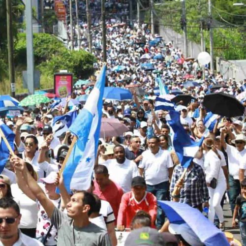 Caminata de Iglesias en Honduras incrementa el debate político y acentúa tensiones con el oficialismo