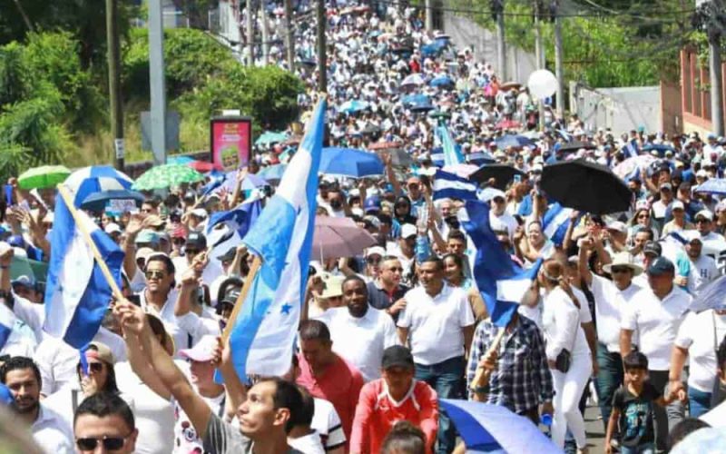 Caminata de Iglesias en Honduras incrementa el debate político y acentúa tensiones con el oficialismo